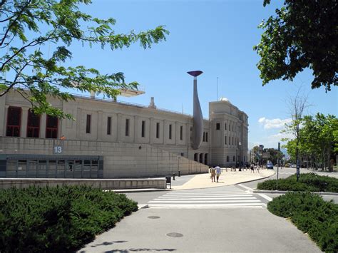 Les Jeux Olympiques de Barcelone 1992; une renaissance architecturale et un renouveau sportif pour l'Espagne