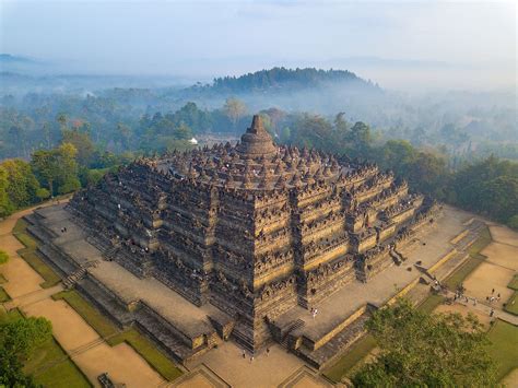 La Découverte du Temple de Borobudur: Un chef-d'œuvre architectural bouddhiste et symbole d'une époque florissante de l'empire Mataram