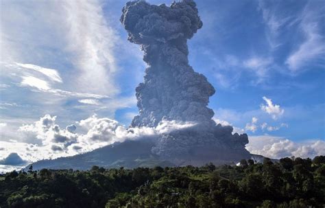 Le Rizeur de la Vallée: Explosion Volcanique et Transformations Culturelles dans l'Archipel Indonésien au IIIe Siècle